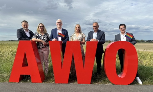 Zum 10-jährigen Bestehen der Kinderwohngruppe "Feldmäuse" gratulierten (v. l.) Ivica Lukanic (Bürgermeister Stadt Wolfenbüttel), Inga Dixon (Sozialausschussvorsitzende Stadt Wolfenbüttel), Falk Hensel (Geschäftsfeldleiter Familie und Soziale Dienste, AWO-Bezirksverband Braunschweig), Anne Salas (Einrichtungsleiterin "Feldmäuse"), Rifat Fersahoglu-Weber (Vorstandsvorsitzender AWO-Bezirksverband Braunschweig), Martin Albinus (Leiter Jugendamt Stadt Brauschweig).