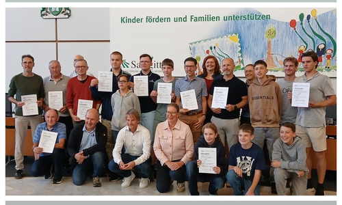 Erster Bürgermeister Stefan Klein (vorne 3. v. li.) und Sponsorin Nicole Mölling (vorne 4.v.li.) mit den Siegerinnen und Siegern des Stadtradeln und Schulradeln 2026. 