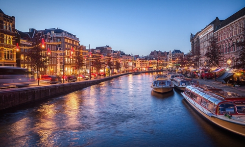 Amsterdam ist bekannt für seine malerischen Grachten.