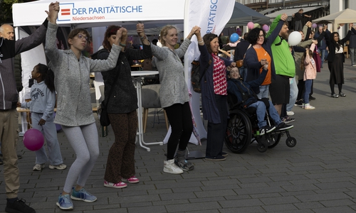 Am Ende der Veranstaltung bildeten die Besucherinnen und Besucher des Aktionstags eine Menschenkette als Zeichen der Verbundenheit.