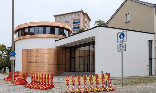Zum Schutz vor Anschlägen stehen Fahrzeugsperren vor dem Eingang der Synagoge in Dessau. 