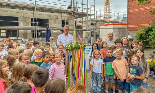 Beim Familienrichtfest bekamen die Schulkinder einen eigenen Richtkranz. 