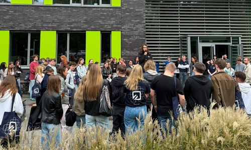 In der Woche vor dem ersten Studientag gab es für die neuen Studierenden mit der Welcome Week bereits ein buntes Programm zum Kennenlernen. Das Bild zeigt die Begrüßung durch den AStA.