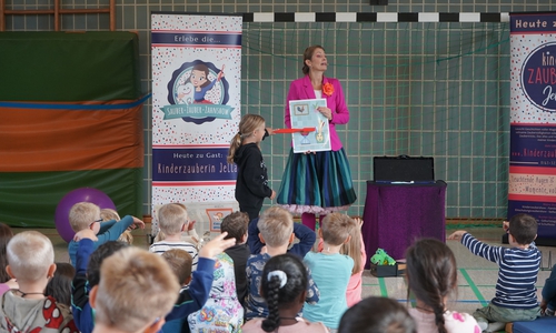 Mit einer Zahnbürste zaubern? Das funktioniert genauso gut wie mit einem Zauberstab, wie einige Kinder auch selbst ausprobieren dürfen.