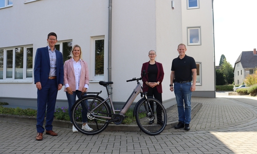 Tobias Grünert (Bürgermeister), Annika David (Sachbearbeiterin Gesundheitsmanagement und Organisation), Anika Tiburczy (Fachbereichsleitung Zentrale Dienste und Finanzen) und Dennis Kopaniarz (Fachdienstleister Personal, Organisation, Feuerwehr, IT) (v. li.).