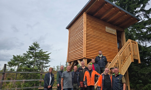 Bei der Eröffnung der neuen Besucherplattform mit Nationalparkleiter Dr. Pietsch (r.), Revierleiter August Bock (5.v.li.), seinem Vorgänger Ulrich Schulze (3.v.li.) und den an dem Projekt beteiligten Mitarbeiter*innen der Nationalparkverwaltung.