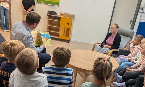 Bei einem ersten Besuch in einer Kindertagesstätte stellte Landrat Philipp Raulfs das Bilderbuch persönlich vor. Weitere Lesungen in Kindertagesstätten im Landkreis Gifhorn sind bereits geplant. 