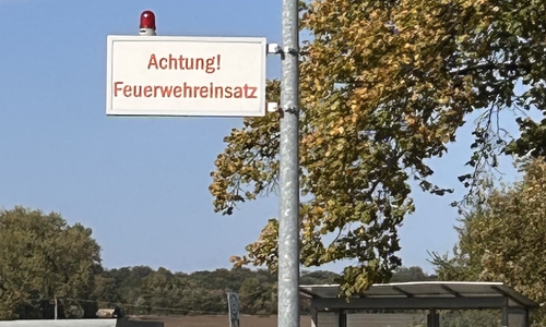 Akustisch und optisch wird auf die Einsätze der Feuerwehr hingewiesen.