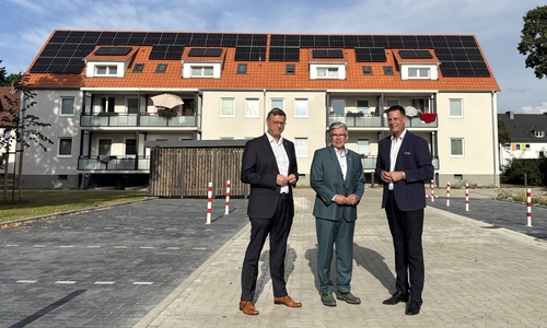 GWG-Geschäftsführer Andreas Otto (M.) erläutert Bürgermeister Matthias Nerlich (r.) und Stadtbaurat Oliver Bley (l.) die vollzogenen Modernisierungsmaßnahmen am Herbert-Trautmann-Platz.