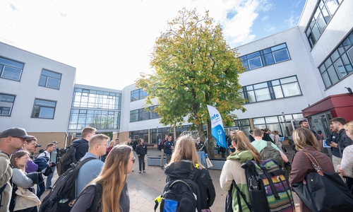 Zum Onboarding für die neuen Studenten gehörten auch Rundgänge über das Campusgelände.