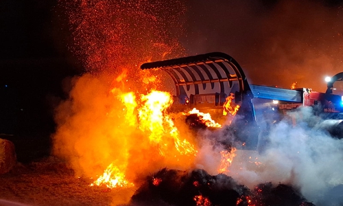 Die Teleskoplader-Einheit der Kreisfeuerwehr im Einsatz.