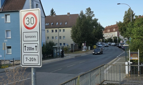 Vor einigen Spielplätzen in Wolfenbüttel, wie hier im  Doktorkamp, gilt nun Tempo 30. 