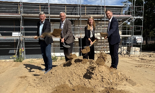 Axel Piepers (Leiter Geschäftsbereich Sport), Stadtbaurat Kai-Uwe Hirschheide, Stefanie Jäger-Wilke (Leiterin Geschäftsbereich Grün) und Oberbürgermeister Dennis Weilmann beim offiziellen Spatenstich.