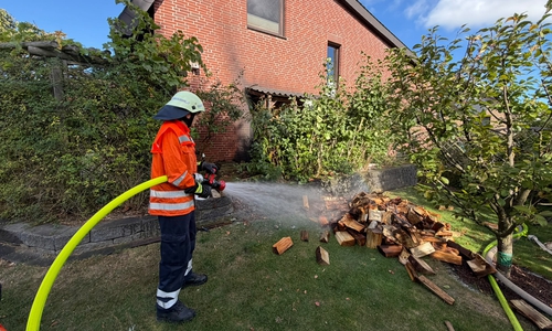 Außerhalb des Hauses wurde ein Holzstapel gelöscht.