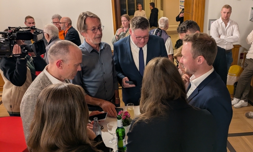 Die CDU mit OB-Kandidat Maximilian Pohler (rechts) und Fraktionsvorsitzender Thorsten Köster (Mitte) diskutieren im Ratssaal die aktuellen Zahlen. 