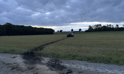 Ein Auto kam auf dem Acker zum Stehen.
