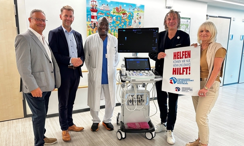 Übergabe des Ultraschallgeräts in der Kinderklinik: Nico Alaimo, Oberbürgermeister Dennis Weilmann, Dr. Sally Mukodzi, Jens-Uwe Kirsch, Edith Horn.