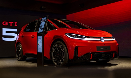 Rot, dynamisch und elektrisierend: In der Autostadt steht der VW ID.3 GTI für Gäste zum Ansehen, Einsteigen und Probesitzen bereit.