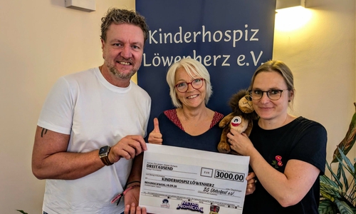 Freude über die Spendenaktion bei (v.li.) Tobias Henze, Melinda Lechtenberg, Annika Scholz-Ludas