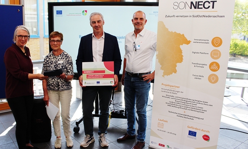 Gaben den Startschuss zum Innovations-Netzwerk SONNECT (von links): Ostfalia-Vizepräsidentin Prof. Dr. Ina Schiering, Astrid Paus vom Amt für regionale Landesentwicklung Braunschweig, Verbandsdirektor Ralf Sygusch vom Regionalverband Großraum Braunschweig und Kai Hillebrecht, Leiter des Wissens- und Technologietransfers der Ostfalia-Hochschule.