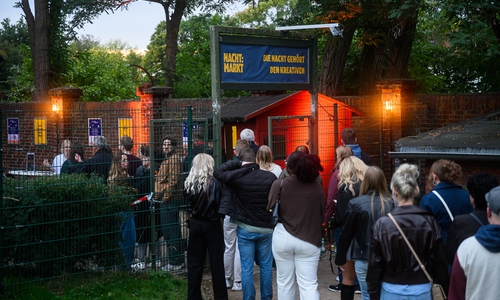 Vor dem Eingang eine lange Schlange.