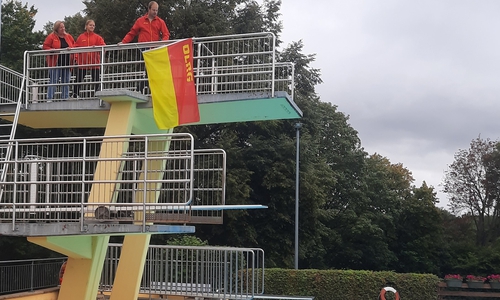 Die DLRG-Fahne wurde eingeholt.