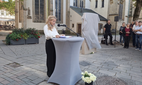 Oberbürgermeisterin Urte Schwerdtner bei ihrer Ansprache vor der Enthüllung des Gedenksteins.