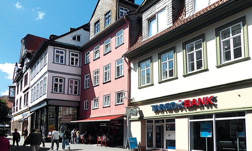 Das rosé-farbene Haus (hier in der Bildmitte) in der Goslarer Altstadt kommt bald unter den Hammer.