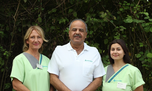 Bietet jetzt eine neue Sprechstunde im MVZ in Seesen: Dr. Mohamed Diab, im Bild mit zwei Mitarbeiterinnen. 