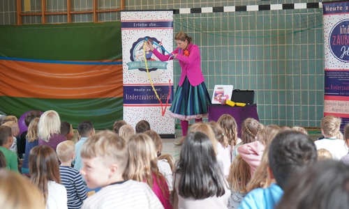 Kinderzauberin Jella erfreut die Kinder der Kindertagesstätten und der Grundschule Langelsheim mit bunten Tricks.