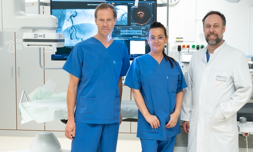 Präsentieren das mordernisierte Herzkatheterlabor (v. l.): Oberarzt Dr. Andreas Klumb, Leiter der Herzkatheterlabore; Ana-Maria Ayala-Vargas, Koordinatorin im Herzkatheterlabor und Prof. Dr. Tibor Kempf, Chefarzt der Klinik für Kardiologie und Intensivmedizin.