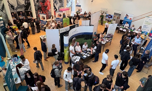 Bei der Messe können sich Schüler zu Ausbildungsberufen und Studiengängen informieren.
