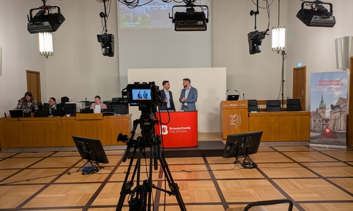 Dr. Tobias Pollmann und Feridun Öztoprak moderieren den Abend.