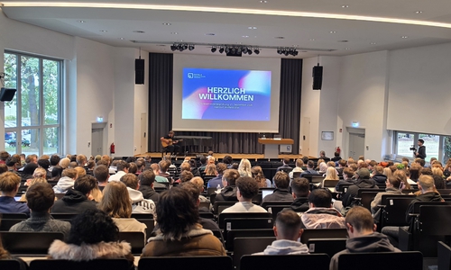 Blick in die Aula bei der Erstsemesterbegrüßung am Campus Wolfenbüttel der Ostfalia Hochschule.