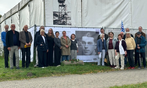 Vertreterinnen der Zivilgesellschaft, der Vorstand des Freundeskreises KZ-Außenlager Laagberg e. V. sowie Vertreterinnen der Stadt und der Politik kamen zur Vorstellung der neuen Informationsbanner zusammen.