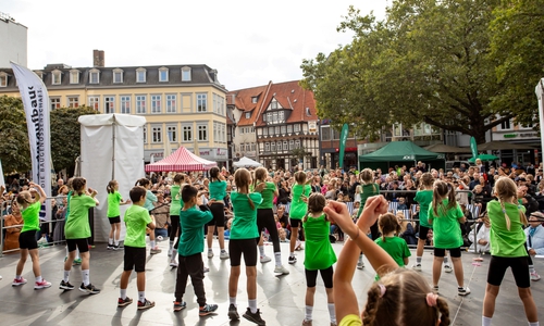 Auf der NextGenerationStage von New Yorker zeigen Sportlerinnen und Sportler auf dem Kohlmarkt ihr Können und laden zum Mitmachen ein.