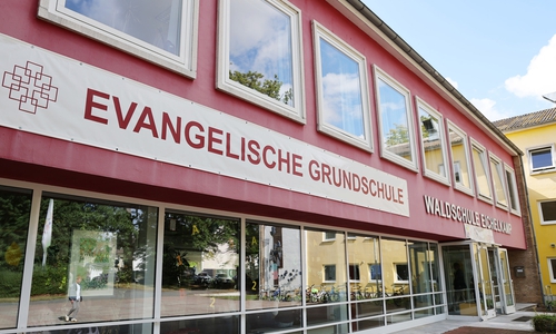 Kultusministerin Julia Willie Hamburg hat an der Evangelischen Grundschule Waldschule Eichelkamp ein neues Ganztagsgebäude eingeweiht