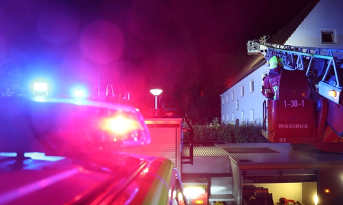 In dem Haus ist aus bislang ungeklärter Ursache ein Brand ausgebrochen.