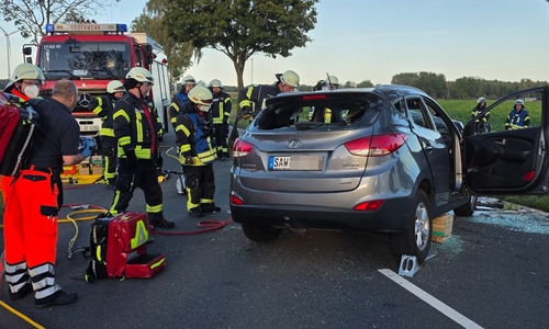Der Fahrer musste schonend aus dem Auto befreit werden.