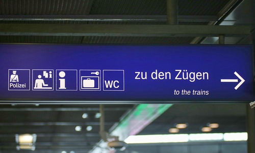 Hinweisschilder an einem Bahnhof (Archiv)