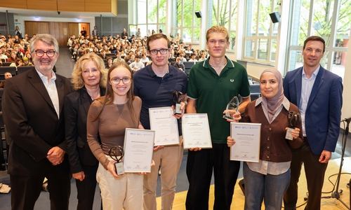 Verleihung des BRAWO-Gemeinwohl-Preises (von links): Volker Küch, Claudia Kayser, die Preisträger Hanna Hübner, Niclas Lisiewicz, Aljoscha Kämpfe und Layla Haj Mohammad sowie Matthias Marx-