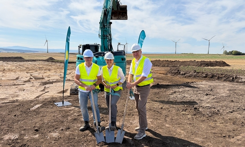 Bauleiter Andy Kepka, Projektmanagerin Bau Julia Freundenberg und Leiter Vertrieb Thomas Brinkjost von Volkswind läuten mit einem symbolischen Spatenstich den Start der Bauarbeiten des Windpark Klein Vahlberg ein. 