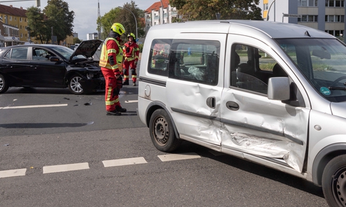 Zwei Autos krachten an der Kreuzung ineinander.