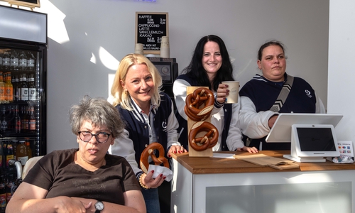 Maren S., Bewohnerin der Lebenshilfe Salzgitter, Simone Prokop, Geschäftsführerin der Lebenshilfe Salzgitter, Antonia Pietrowski, Bereichsleitung Qualität und Projekte, sowie Susi H., Mitarbeiterin der Werkstatt für Menschen mit Beeinträchtigung der Lebenshilfe Salzgitter, freuen sich über die Eröffnung.