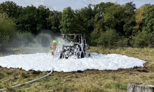 Es wurde Schaum eingesetzt, um die Flammen zu löschen.
