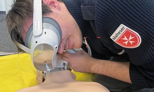 Jannis Köhler von den Braunschweiger Maltesern mit der Virtual-Reality-Brille