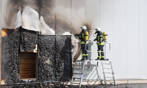 Das Feuer griff auf die Fassade der Halle über.