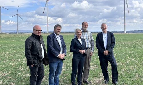 Landrätin Christiana Steinbrügge, Bürgermeister Martin Schulze, Dr. Claudius Schiller (Wirtschaftsförderung Landkreis Wolfenbüttel GmbH), Christian Vorwerck (gdd Green Datacenter Development GmbH & Co. KG) und Flächeneigentümer Landwirt Clemens von König am Standort in Beuchte.