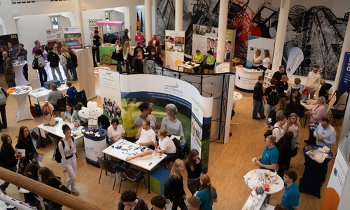  Bei der Messe in Kreishaus treffen mehr als 2.000 Besucherinnen und Besucher auf zahlreiche regionale Aussteller, um mehr über ihre angebotenen Zukunftsperspektiven zu erfahren.