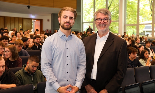 Volker Küch, geschäftsführender Präsident der Ostfalia Hochschule (re.), zusammen mit Bennett Eggerichs, Vorstand des Allgemeinen Studierendenausschusses (AStA), bei der Erstsemesterbegrüßung am Campus Wolfenbüttel.